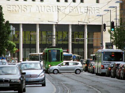 Dichter Verkehr in der Kurt-Schumacher-Straße mit Behinderungen (vor „10/17”)