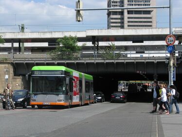 „Posttunnel” mit 3,60 m max. Durch­fahrts­höhe und Citaro-Bus (Höhe 3,08 m)